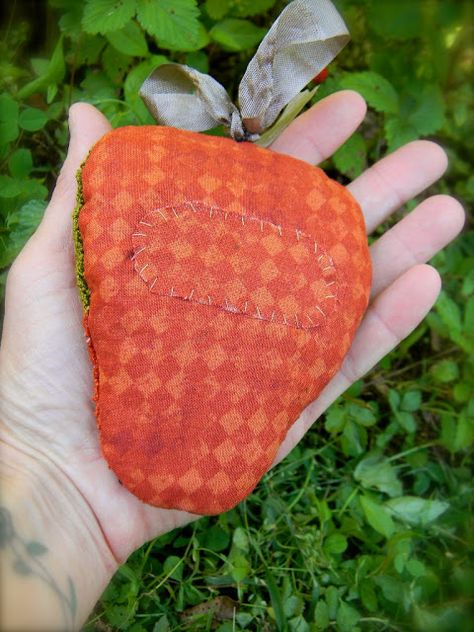 Notforgotten Farm : strawberries Notforgotten Farm, Folk Art Embroidery, Art Embroidery, Punch Needle, Rug Hooking, Embroidery Applique, Strawberries, Folk Art, Needlework