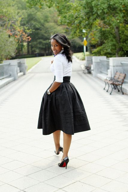 A great statement skirt in an exaggerated shape can work for multiple silhouettes. Wear it high on the waist for height. Skirt Ideas, Celebrities Fashion, Skirt Sewing, Summer Office, Romantic Summer, Inverted Triangle, Guest Attire, Full Skirts, Spring Skirts