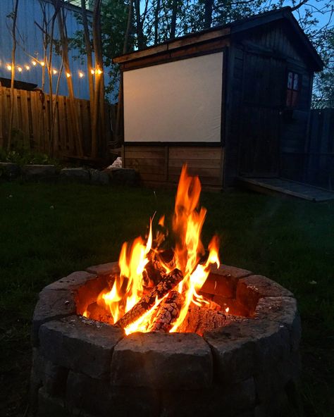 Backyard fire pit and movie screen Backyard Movie Screen, Diy Movie Screen, Diy Backyard Movie, Fire Pit Screen, Diy Fire Pits, Fire Pit Video, Outdoor Movies, Backyard Garden Diy, Backyard Fireplace