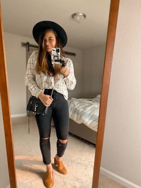 Flannel Date Night Outfit, Flannel With Black Jeans, Casual Black Flannel Shirt For Winter, Oversized Black Flannel Shirt For Fall, Womens Black Flannel Shirt, Ways To Style A Flannel, Style A Flannel Shirt, Outfit With Black Jeans, Black Button-up Casual Flannel Shirt