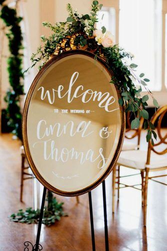 mirror wedding idea oval weddin sign with greenery Mirror Wedding Signs, Indoor Garden Wedding, Vintage Wedding Signs, Wedding Mirror, Vintage Decoration, Chalkboard Wedding, Vintage Wedding Decorations, Wedding Vintage, Wedding Decor Elegant