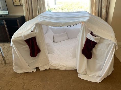 Cool Fort Ideas With Blankets, Forts To Build Inside, Fort Layout Ideas, At Home Fort Ideas, Cool Forts With Blankets, Different Types Of Forts, How To Make Forts For Sleepovers, Easy Forts To Make, How To Bild A Fort Step By Step Indoor