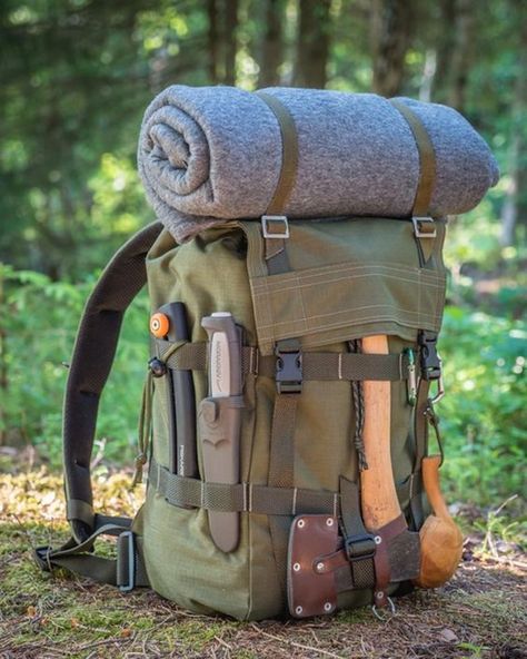 Apocalypse Recipes, Rooftop Camping, Bushcraft Backpack, Hiking Ideas, Bushcraft Kit, Army Ranks, Camping Desserts, Survival Backpack, Bushcraft Gear