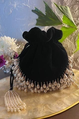 Velvet Potli Bags, Pearl Potli Bags, White Potli Bags, Black Potli Bags, Potli Bags Diy, Fancy Bags Purses, Handmade Bag Design, Purse Design Ideas, Potli Design