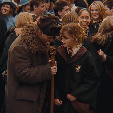 Krum And Hermione, Viktor Krum, Harry Potter Wall, Buku Harry Potter, The Goblet Of Fire, Images Harry Potter, Hogwarts Aesthetic, Golden Trio, Harry Potter Actors