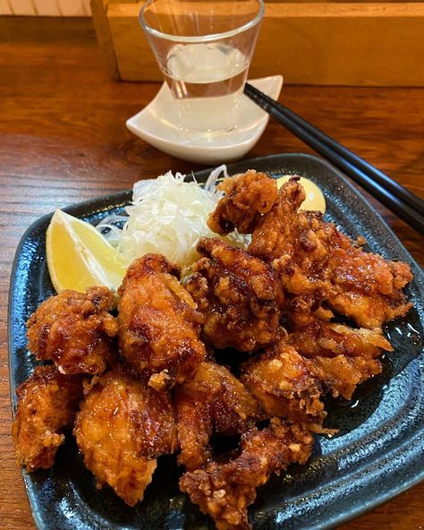 David Lebovitz on Instagram: “A generous plate of karaage chicken at Sanukiya . #karaage #friedchicken #sake #japanese #japonais #paris #chicken” Karaage Chicken Aesthetic, Karage Chicken Japanese Style, Karage Chicken Recipe, Karage Chicken, Karaage Recipe, Bussin Food, Karaage Chicken, Food Core, Chicken Karaage