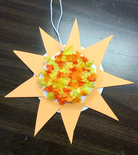 Make the sun and then let your little one dip scrunched up pieces of tissue paper into glue and then onto the plate. Great for eye-hand coordination and tactile processing. Paper Plate Sun Craft, Paper Plate Sun, Sun Craft, Summer Crafts For Toddlers, Sunshine Crafts, Paper Sun, Sun Crafts, Tissue Paper Crafts, Preschool Bulletin