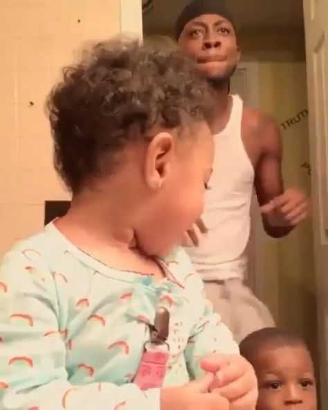 Dad And Daughters, Baby Memes, Dad Baby, Cute Funny Babies, Funny Short Clips, Instagram Funny Videos, Funny Picture, Funny Video Memes