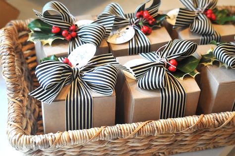 Wrapped Presents, Diy Jul, Christmas Tablescape, Creative Gift Wrapping, Cookie Packaging, God Jul, Christmas Packaging, Idul Fitri, Wrapping Ideas