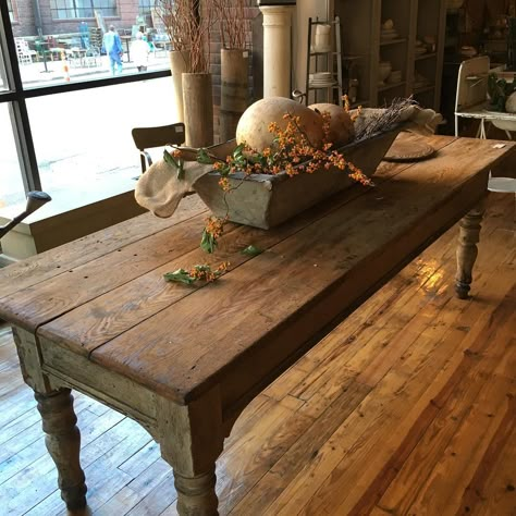 Rustic Farm Table Farmhouse Coffee Table Decor, Dapur Rustic, Old Wooden Table, Rustic Farm Table, Farmhouse Table Plans, Rustic Kitchen Tables, Rustic Farmhouse Table, Farmhouse Kitchen Tables, Farmhouse Tables