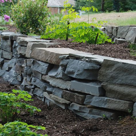 Small Natural Garden Ideas, Retaining Wall Patio, Natural Stone Retaining Wall, Retaining Wall Ideas, Rock Retaining Wall, Stone Walls Garden, Landscape Rock, Stone Retaining Wall, Landscaping Retaining Walls