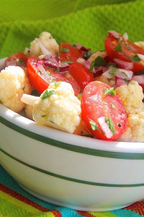 Crunchy Cauliflower and Tomato Salad | "This salad is very good. Something different to do with cauliflower." #saladrecipes #salads #saladideas Crunchy Cauliflower, Salad Sayur, Winter Salad Recipes, Fresh Tomato Recipes, Tomato Salad Recipes, Resep Salad, Crunchy Salad, Winter Salad, Tomato Salad