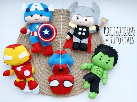 Felt Marvel Characters, Avengers Christmas, Fimo Crafts, Superhero Dolls, Felt Doll Patterns, Busy Boards, Man Spider, Avengers Characters, Geek Crafts