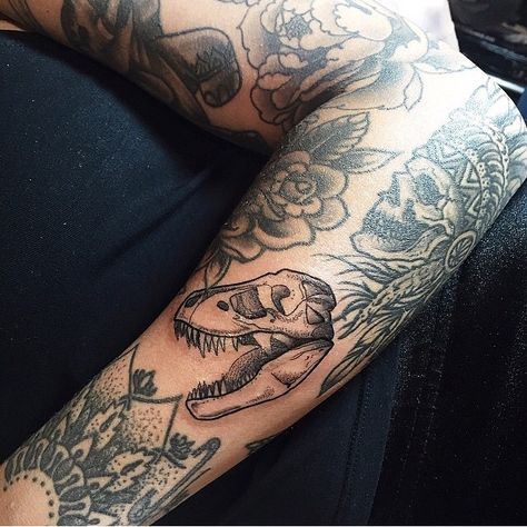 Sammi Maria - Beauty Crush - Tattoos Sammi Maria, Dino Tattoo, Maria Tattoo, Samantha Maria, Korean Tattoo Artist, Korean Tattoos, Dinosaur Tattoos, Time Tattoos, Skull Tattoos