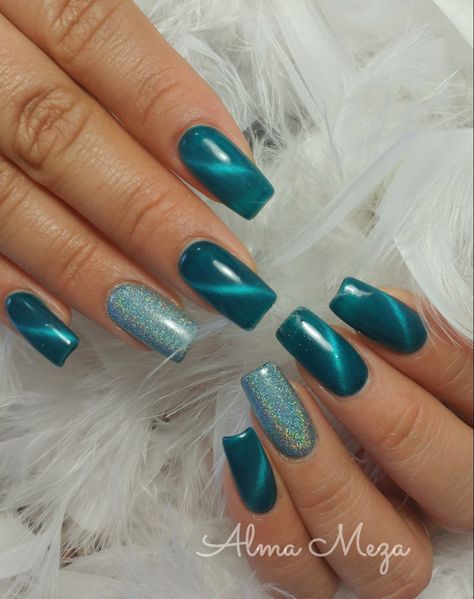 Cat Eye Nails With Accent Nail, Teal Silver Nails, Teal Nails 2023, Nails Tiger Eye, Fun March Nails, Cat Eye Dip Powder Nails, Cats Eye Gel Nail Designs, Cats Eye Gel Nails, Cat Eye Accent Nail