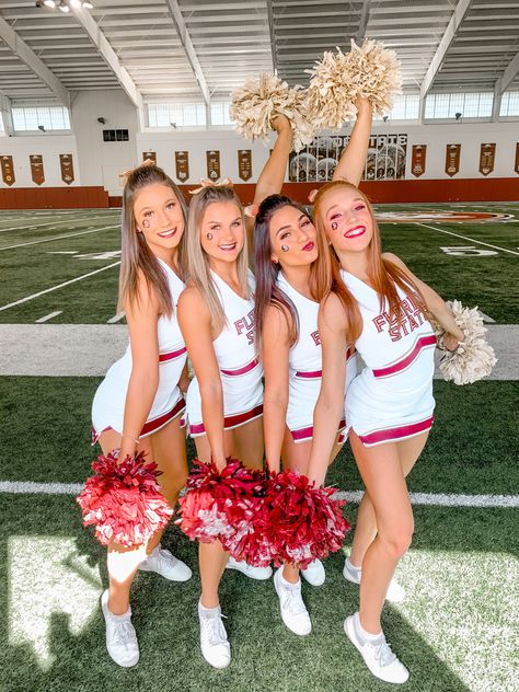 Senior Cheer Pictures Group, Dance Team Group Photos, Cheer Photoshoot Poses Group, Cheer Friend Pictures, Cheer Picture Poses Group, Media Day Cheer Poses, Cheer Group Pictures, Group Cheer Pictures, Cheer Poses With Friends