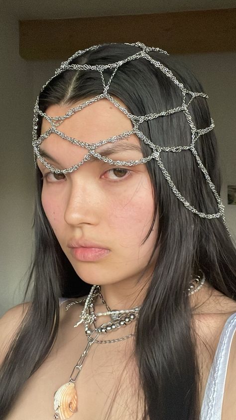 crochet chain hat Gold Chain Wig, Crochet Metal Chain, Crochet Head Pieces, Crochet With Chain, Chain Mail Fashion, Crochet Rave Accessories, Chainmail Photoshoot, Chainmail Headpiece, Chainmail Accessories