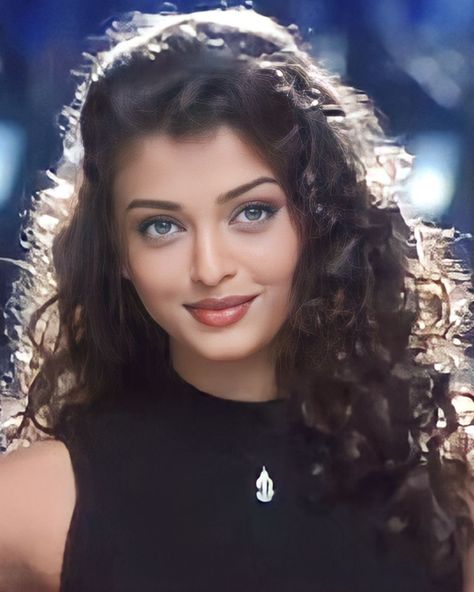 Ashwariya Rai 90, 90s Aesthetic Black And White, Aishwarya Rai Style, Aishwarya Rai Miss World, Young Aishwarya Rai, Aishwarya Rai 90s Aesthetic, Aishwarya Rai 90s, Aishwarya Rai Makeup, Aishwarya Rai Pictures