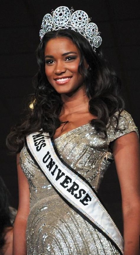 Miss Universe Miss Angola, Pageant Makeup, Pageant Life, Miss Pageant, Pageant Girls, First Ladies, Planet Hollywood, Miss Universe, Miss World