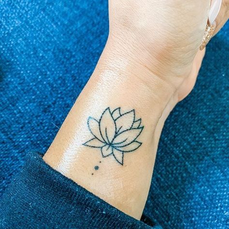 Small Wrist Tattoo, Cute Tattoos On Wrist, Tiny Wrist Tattoos, Cool Wrist Tattoos, Flower Wrist Tattoos, Butterfly Tattoos For Women, Tattoos For Women Flowers, Wrist Tattoos For Guys, Small Wrist Tattoos