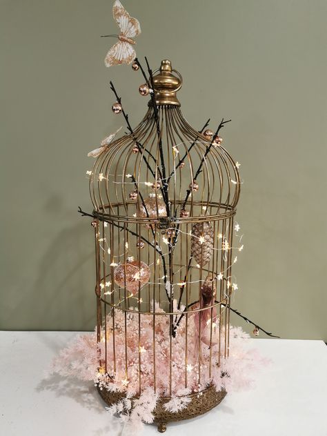 Bird Cage Stand Ideas, Diy Birdcage Decor, Christmas Bird Cage, Birdcage Decor, Entrance Outdoor, Tea Room Decor, Cage Decor, Bird Cage Stand, Bath Table