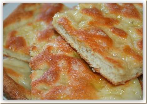 FOCACCIA [ DOLCE o SALATA] Ingredienti 4 PERSONE per l'impasto: 500 g di farina manitoba favola (Lo Conte) 1 bustina di lievito di birra secco (Mastro Fornaio) 2 cucchiaini di zucchero 1/2 bicchiere circa di acqua tiepida 1/2 bicchiere di latte sale olio per la copertura dolce: 100 g di zucchero 1/2 bicchiere d'acqua 3 cucchiai di olio extravergine Focaccia Dolce, Italian Biscuits, Focaccia Pizza, Brunch Eggs, Salty Cake, Savory Tart, Italy Food, Yeast Bread, Breakfast Cake