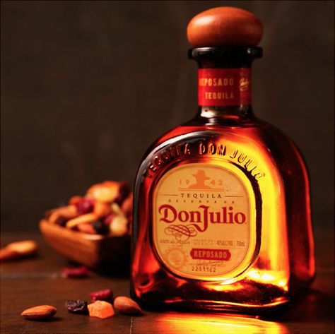 Entre tantos, no queda más remedio que destacar:  ***DON JULIO*** (Tequila reserva reposado) Don Julio Reposado, Don Julio Tequila, Flyers Ideas, Bottles Design, High Spirits, Brown Bottles, Alcohol Bottles, Elements Of Style, Jack Daniels Whiskey Bottle