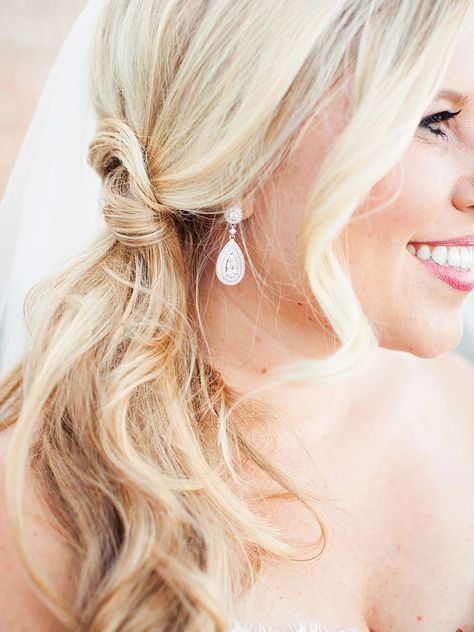 Whether you're going after romantic, sweeping waves or something with more edge, here are 17 to-the-side wedding hairstyles to inspire your bridal look. Hairstyle Photo, Side Ponytail Hairstyles, Wedding Hairstyle Ideas, Wedding Hair Side, Side Swept Hairstyles, Curly Wedding Hair, Hair Up Or Down, Romantic Hairstyles, Side Ponytail