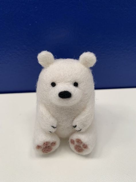 Precious Needle Felted Bear Needle Felt Bear, Needle Felted Bear, Christmas Needle Felting, Felted Polar Bear, Needle Felting Ideas, Goldfish Watercolor, Kawaii Felt, Felted Bear, Felt Bear