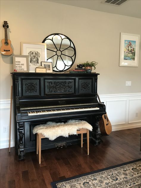 Vintage grand piano, black piano, piano style. Piano Top Decor Ideas, Black Piano Decor, Black Upright Piano Decor, Vintage Piano, Piano Styling, Painted Black Piano, Upright Piano Decor, Refinish Piano, Black Upright Piano