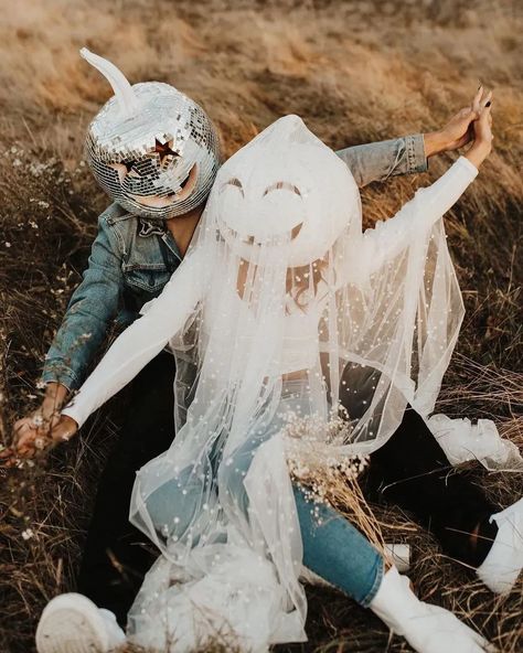 Funny Couple Costumes, Couples Halloween Costumes, Halloween Photography, Cute Couple Halloween Costumes, Halloween Photo, Unique Costumes, Couples Halloween, Halloween Photoshoot, Pumpkin Head