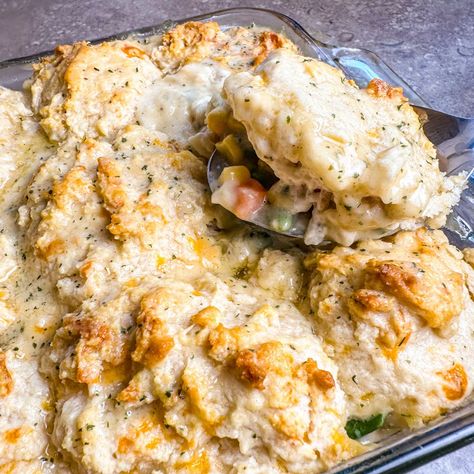 Red Lobster Biscuit Chicken Casserole - Tender chicken, creamy veggie filling, and iconic Cheddar Bay Biscuits create comfort food bliss. Chicken Casserole With Red Lobster, Lobster Biscuits, Chicken Casserole Recipes Healthy, Red Lobster Biscuits, Cheddar Bay Biscuits, Easy Main Dishes, Stuffing Casserole, Homemade Hamburgers, Pot Pies Recipes