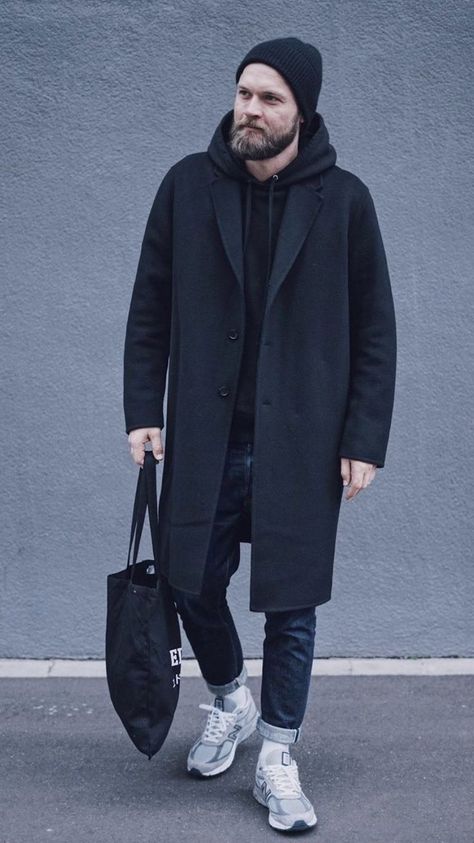 Dominating Mens Winter Fashion Trends: Key Looks in 2024 7 Men’s Coats Winter, Top Coat Outfits Men, Men Style 2023 Winter, Black Overcoat Men Outfit, New Balance Outfit Men, Winter Outfits For Men, Mantel Outfit, Mens Winter Fashion Outfits, Outfits Men Streetwear