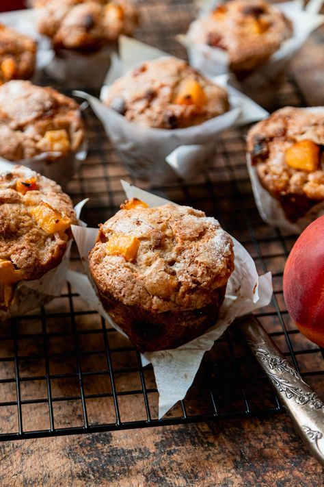 Vegan Peaches & Cream Muffins Vegan Peach Muffins, Peach Muffin, Vegan Carrot Muffins, Breakfasts Healthy, Vegan Peach, Peach Muffins, Vegan White Chocolate, Breakfast Vegan, Sweet Potato Muffins