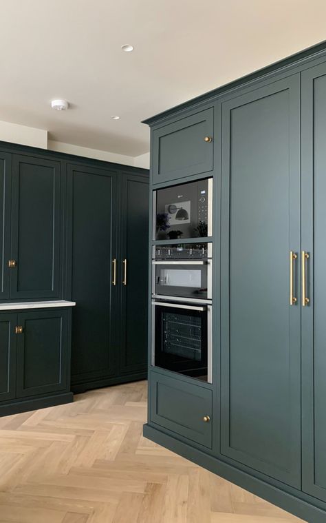 3m Kitchen Design, Fir Green Kitchen, Kitchen Ideas Dark Green, Dark Green Kitchen Cabinets Black Handles, Dark Green Kitchen Cabinets Gold Hardware, Dark Green Kitchen Units, Bottle Green Kitchen, Dark Green Victorian Kitchen, Dark Green And Marble Kitchen