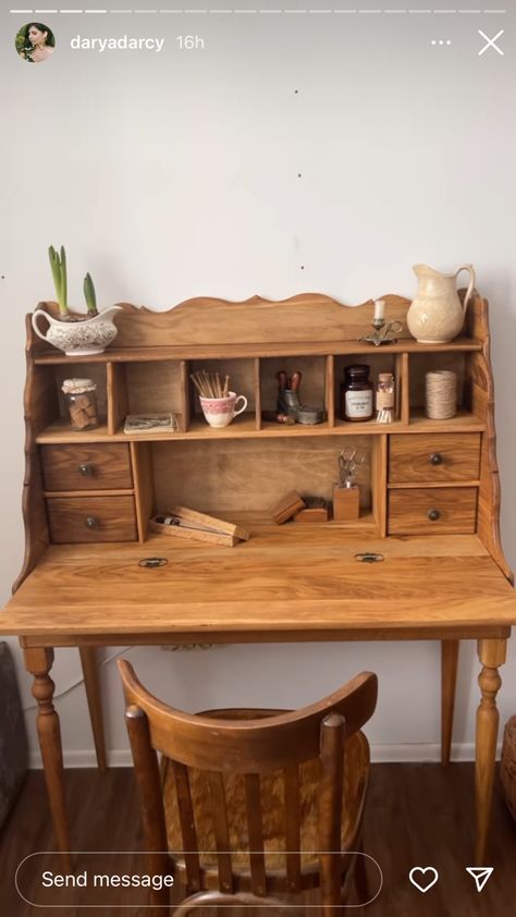 Vintage Computer Desk, Tiny Home Furniture Ideas, Vintage Desk Ideas, Dark Study Table, Room Decor Study Table, Table Design Study, Cottagecore Furniture, Design Study Room, Study Desk Bedroom