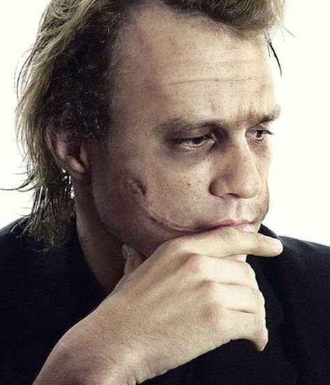 Joker without makeup or Heath ledger with half his makeup on Joker Scars, Heath Joker, Health Ledger, 3 Jokers, Der Joker, Joker Heath, Heath Ledger Joker, Makeup Hacks Beauty Secrets, Heath Ledger