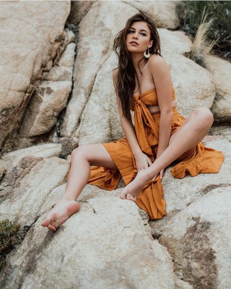 flowy skirt and top Desert Shoot, Paloma Dress, Cutout Maxi Dress, Female Poses, Glamour Fashion, Flowy Skirt, Flowy Dress, Female Portrait, Paloma