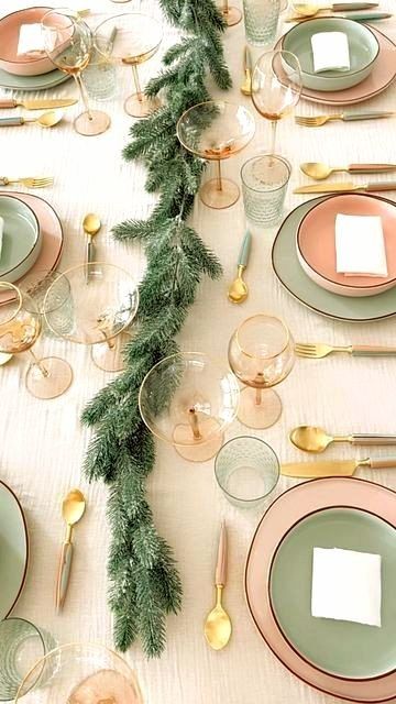 Pink Christmas Table Decor, Rose Gold Christmas Table, Pink Christmas Table Setting, Pink Christmas Table, Christmas Party Table Decorations, Simple Table Decorations, Christmas Party Table, Christmas Dining Table, Rose Gold Christmas