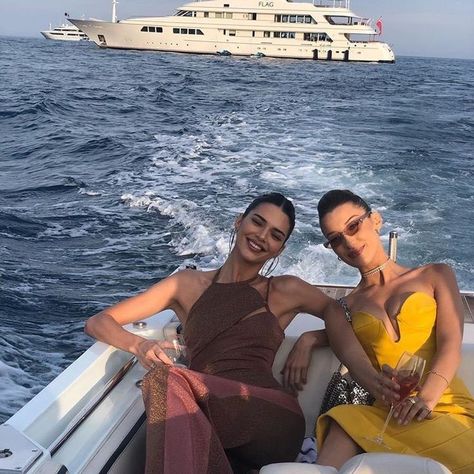 Shotting Photo, Kendall Jenner Outfits, Jenner Outfits, Model Aesthetic, Bestie Goals, Jenner Style, On A Boat, Future Lifestyle, Kendall And Kylie