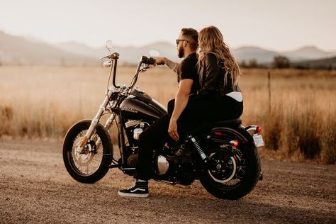 Harley Davidson Couples Session Harley Couple, Motorcycle Couple Pictures, Motorcycle Photo Shoot, Bike Couple, Biker Couple, Motorcycle Couple, Top Aesthetic, Biker Photoshoot, Biker Aesthetic