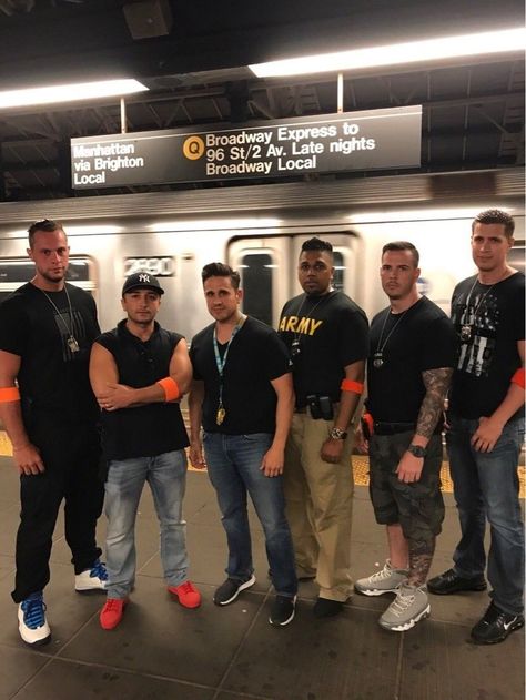 Cops bust subway thief with Find My iPhone app Cop Outfit, Undercover Police, City Life Photography, Undercover Cop, Subway Station, My Iphone, Police Officers, John Cena, Iphone App