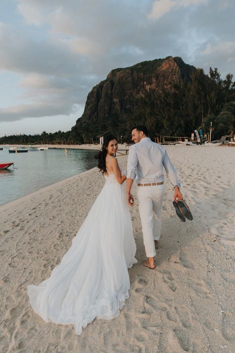 Small Wedding Beach, Beach Bonfire Wedding, Honey Moon Places, Dream Honeymoon Destinations, Bonfire Wedding, Mauritius Wedding, Cheap Honeymoon, Mauritius Beach, Wedding City Hall