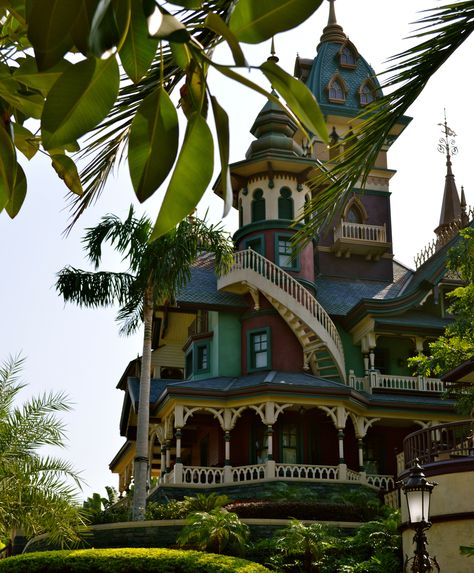 Mystic Manor - HKDL Survival Builds, Mystic Manor, Gothic Victorian House, Old Victorian Homes, Building Inspiration, Walt Disney Imagineering, Amazing Houses, Disney Imagineering, Bloxburg Ideas