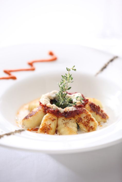 plating gnocchi Gnocchi Plating Presentation, Gnocchi Plating Ideas, Gnocchi Plating, Pasta Market, Gnocchi Pasta, Barbecue Portable, Plating Ideas, Plate Presentation, Food Decor