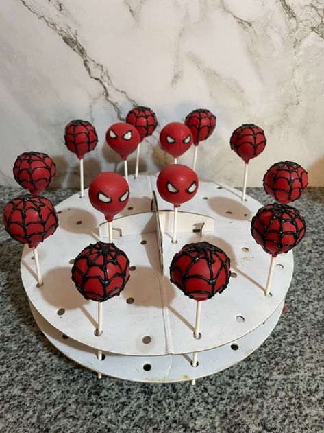 Spider Man Cakepop, Spiderman Theme Quinceanera, Spiderman Birthday Aesthetic, Spiderman Birthday Party Aesthetic, Spiderman Themed Birthday Party, Spiderman Desserts, Spiderman Food Ideas, Spiderman Strawberries, Spider Man Cake Pops