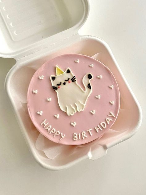 Cat Cake Ideas Easy, Cat Lunchbox Cake, Cat Inspired Cake, Cake Designs Cat, Bento Cake Cat Design, Cat Bento Cake, Cake Cat Design, Cat Cake Design, Wedding Cakes Summer