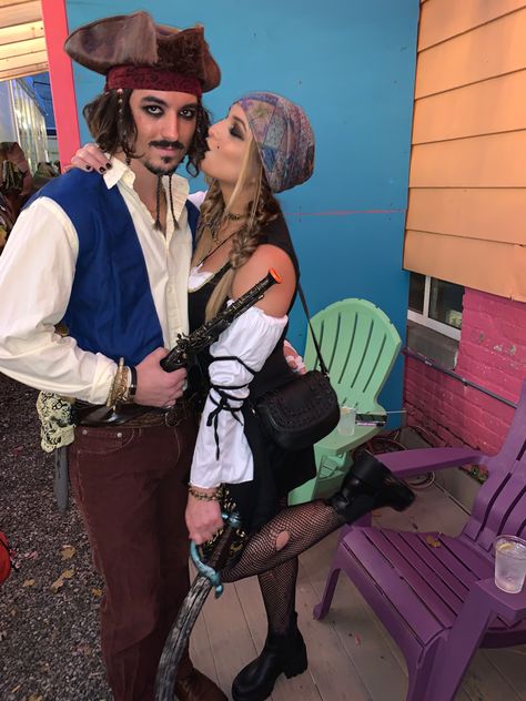 Boy Pirate Costume, Guy Pirate Costume, Pirate Couple, Couples Pirate Costume, Pirate Costume Couple, Adult Pirate Costume, Pirate Cartoon, Funny Couple Costumes, Pirate Wench