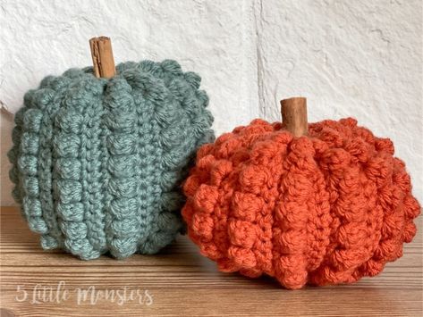 Free pattern for crocheted bobble stitch pumpkins. Alternating rows of single crochet and bobble stitch create this fun, textured pumpkin. Crocheted Pumpkins, Crochet Fall Decor, Holiday Crochet Patterns, Thanksgiving Crochet, Crochet Flower Squares, Bobble Stitch Crochet, Fall Crochet Patterns, Halloween Crochet Patterns, Crochet Fall