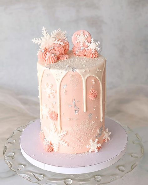 Snowflake Baby Shower Ideas, Winter Baby Shower Cake, January Baby Shower, Winter Onederland Cake, Christmas Birthday Cake, First Birthday Winter, Pink Baby Shower Cake, Winter Onederland Birthday Party, Winter Baby Shower Themes